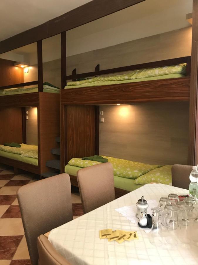 Viktoria Vandrarhem Wien Exteriör bild